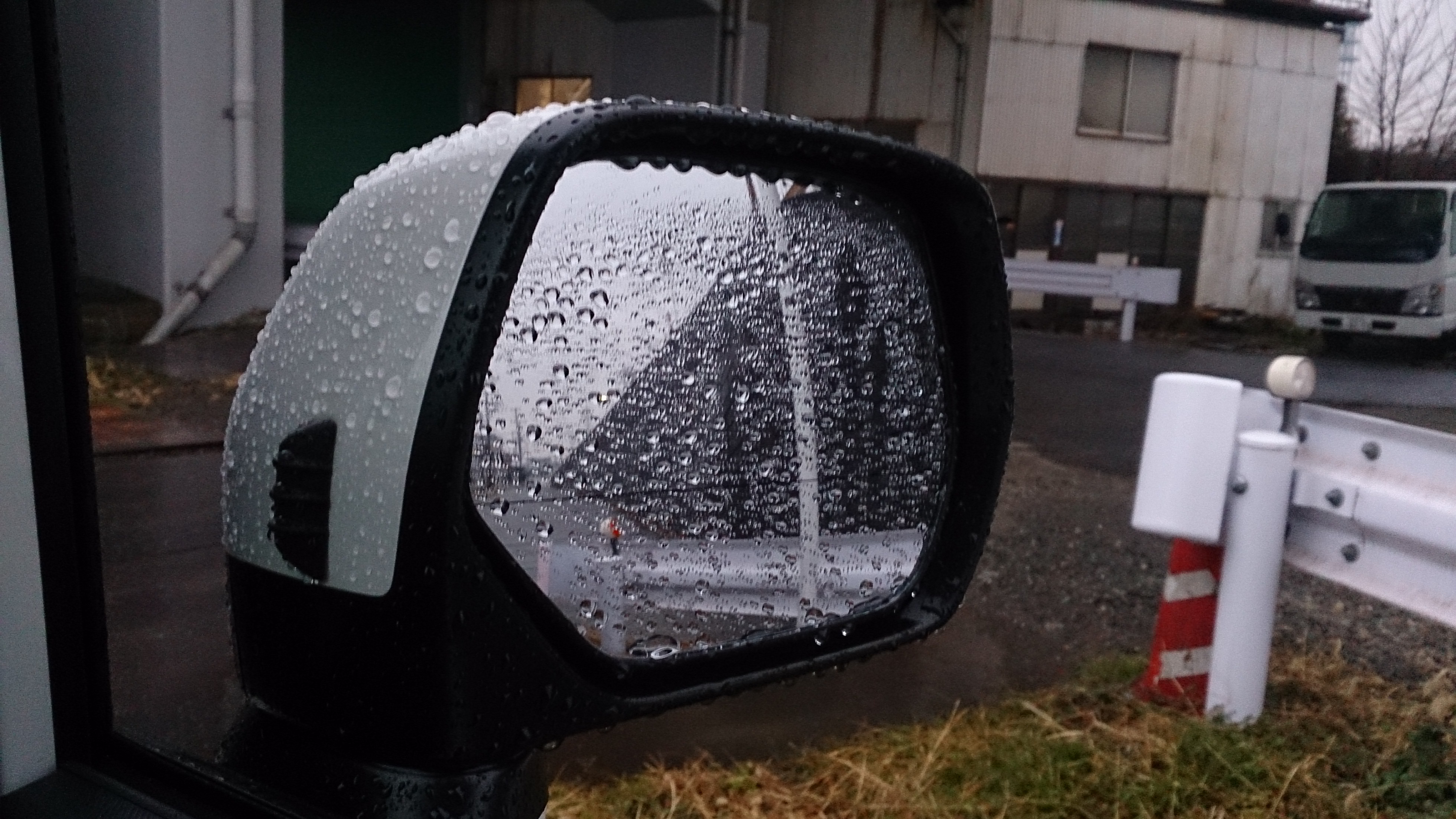 雨で見にくいサイドミラーの水滴を撥水コーティングで解決 最新車情報 Carパラダイス